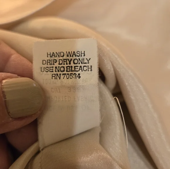 Vintage Orvis Sleeveless Satin Polyester Tank Top Champagne Gold Shade Size M - Picture 8 of 11